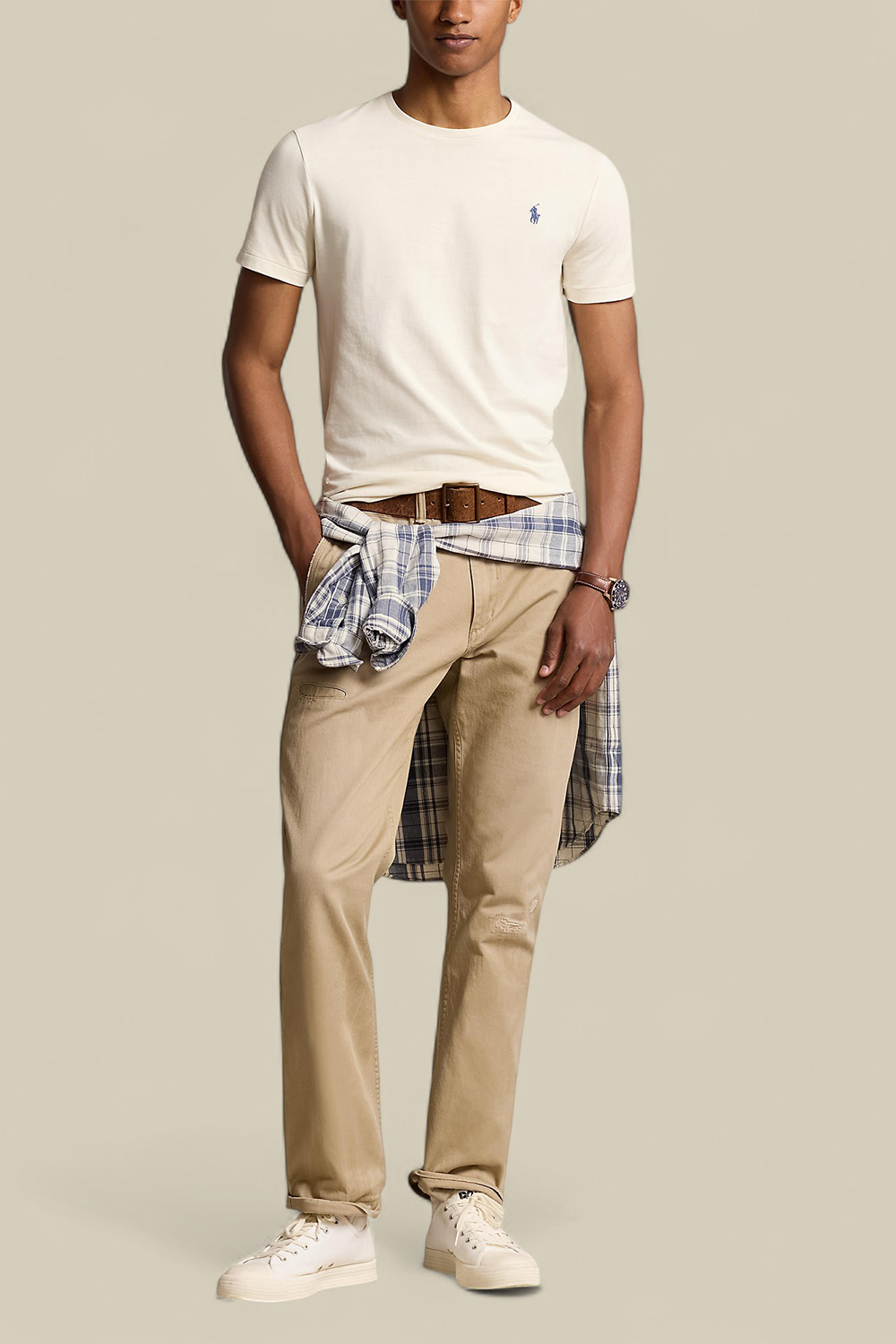 תמונת כל הלוק של חולצת טי סלים פיט